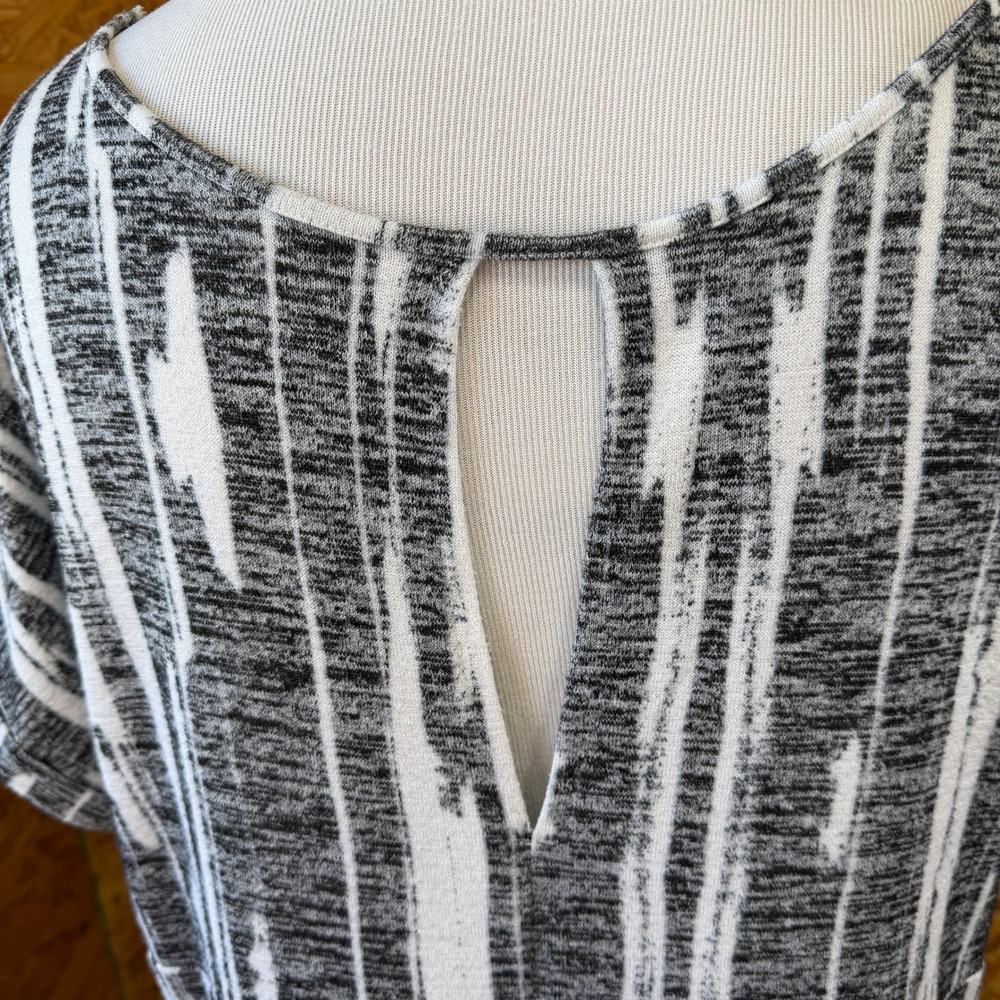 Ava & Viv Black White Abstract Stripe Keyhole Back Top 2X Short Sleeve Knit - Picture 5 of 10